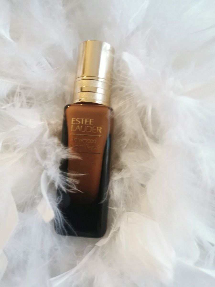 LelievreVal's tweet photo. Je l'ai testé ESTÉE LAUDER Advanced Night repair une émulsion légère au parfum agréable et fraîche qui s'applique facilement elle donne une peau douce hydratée le grain de peau stimule sa clarté et sa douceur  #femme_actuelle #prixbeautefemmes2020 #fa_lestesteuse https://t.co/mmTTWmSptB