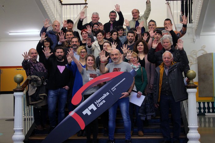 #HamaikaGara
[KOMUNIKATUA] Erreferendumaren aldeko sinadura bilketa abiatu du Gure Eskuk hainbat eragile sozialekin elkarlanean 
<a href="/Gure_Esku/">Gure Esku</a> ahotsa.info/edukia/errefer…