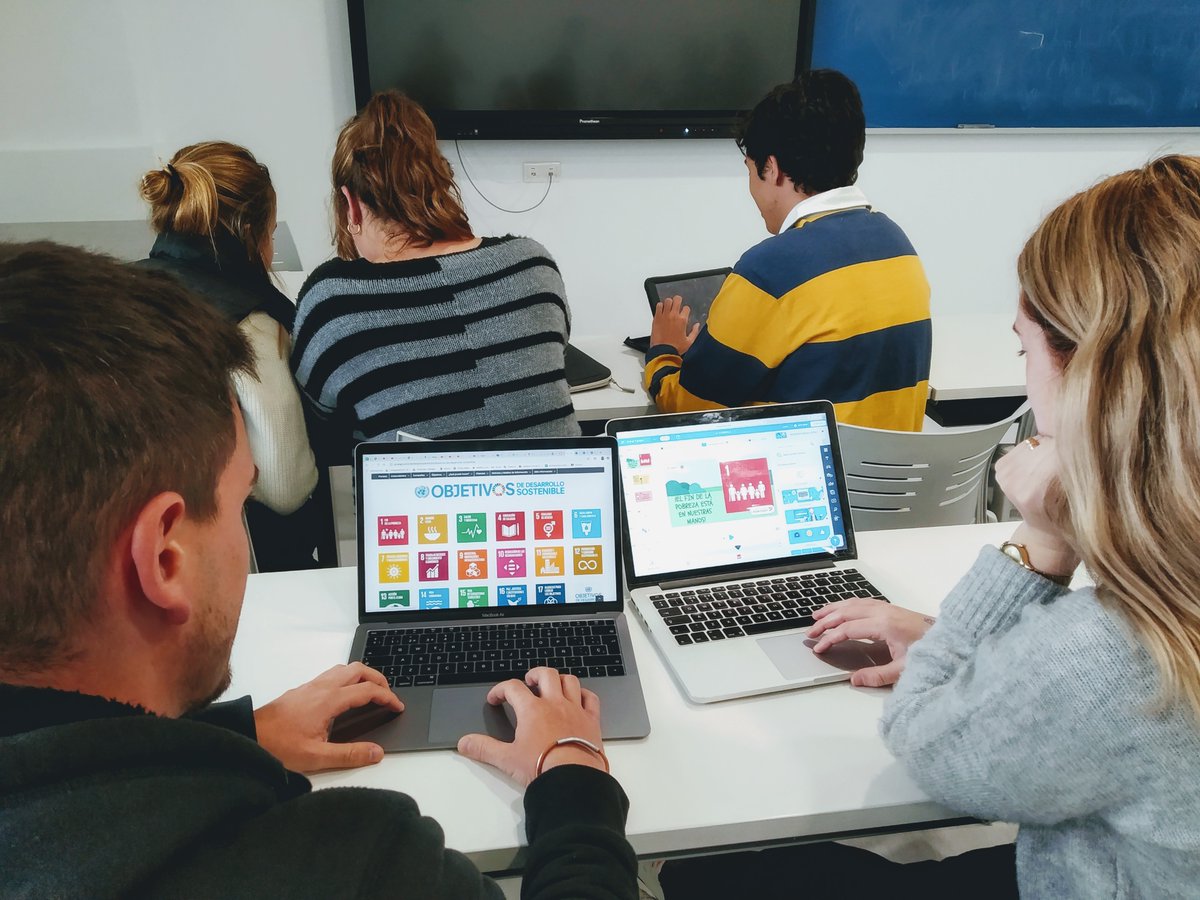 _pacoperez's tweet photo. Estudiantes de CEU Cardenal Spínola @ceuandalucia trabajan en un proyecto interdisciplinar para desarrollar la competencia digital docente y los #ODS.  El compromiso social de los futuros maestros y maestras a través de #eduretos_ODS https://t.co/lYKqr36EJF