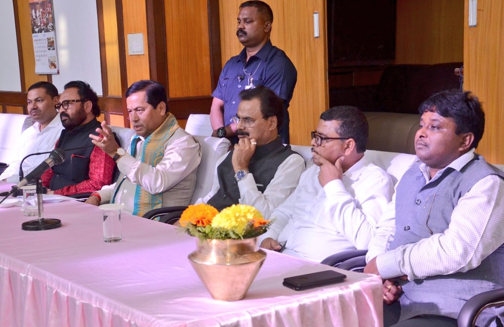 CMOfficeAssam's tweet photo. CM Shri @sarbanandsonwal interacted with the students of Puthimari College, Soneswar and Karmashree Hiteswar Saikia College, Guwahati at Assam Legislative Assembly.

The CM urged students to empower themselves by acquiring knowledge through education. https://t.co/jKrodzrecB