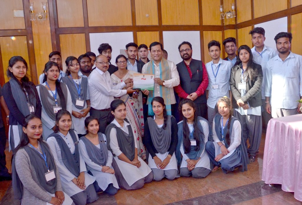 CMOfficeAssam's tweet photo. CM Shri @sarbanandsonwal interacted with the students of Puthimari College, Soneswar and Karmashree Hiteswar Saikia College, Guwahati at Assam Legislative Assembly.

The CM urged students to empower themselves by acquiring knowledge through education. https://t.co/jKrodzrecB