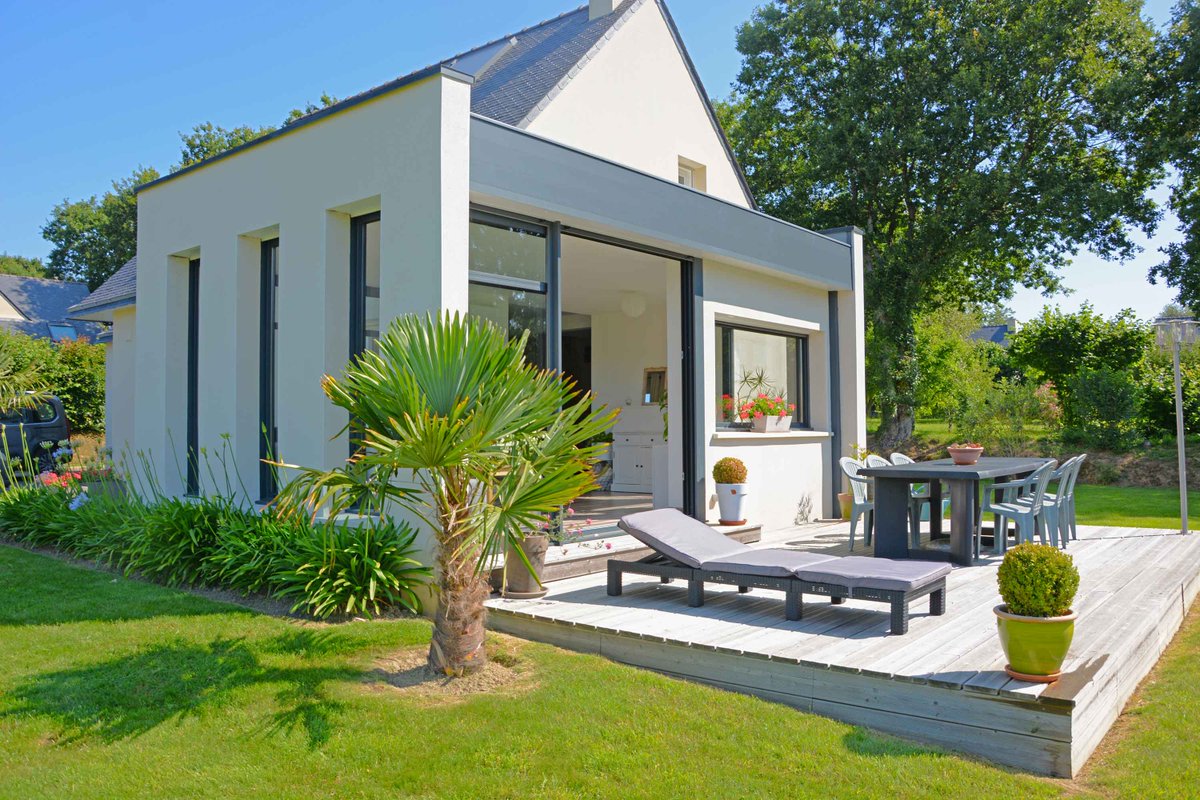 [RÉALISATIONS] Conçue dans le prolongement de la maison, cette extension à toit plat permet aux propriétaires de se reposer, de recevoir, tout en étant en contact direct avec le jardin. Voir le reportage photo complet : bit.ly/2W9bLJn