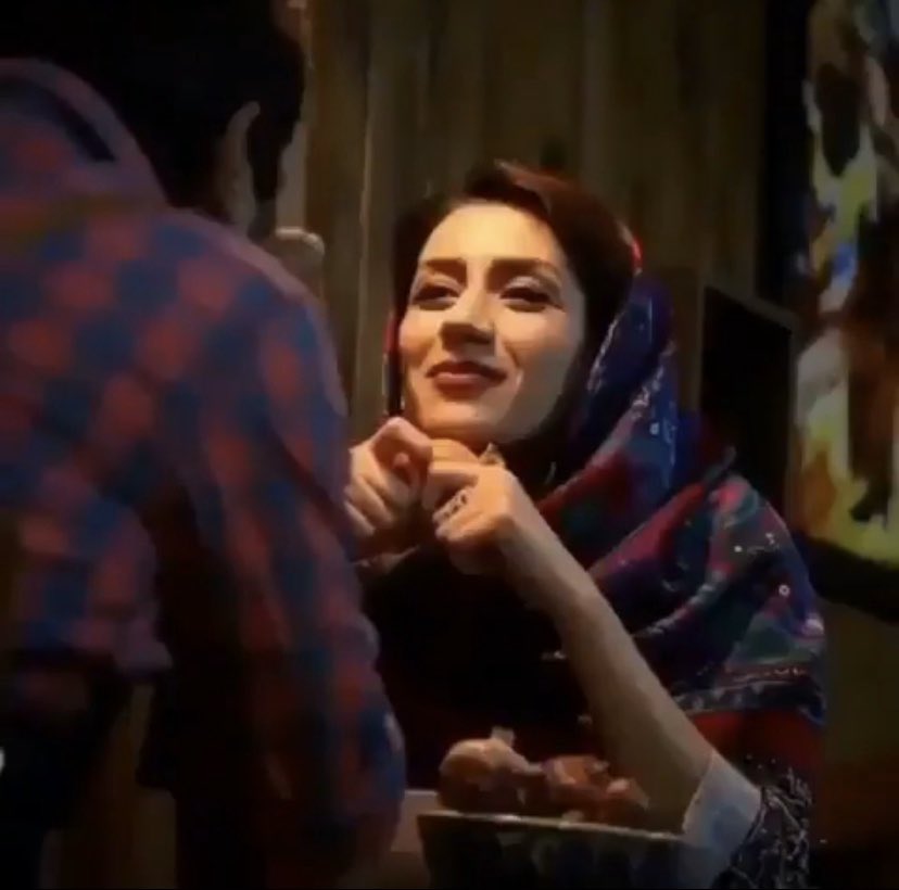 .
.

وإذا العُيونُ تَحدّثتْ بلُغاتِـها 
قالتْ مَقالًا لم يَقُلْهُ خَطيـبُ

#صباح_الخير #شعر #شعر_فصيح #شعر_غزل