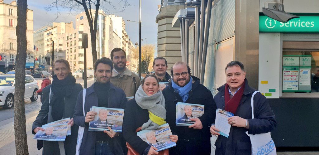 NKermabon's tweet photo. ☀️ Présents ce matin à Cambronne pour échanger avec vous sur les propositions de @Philippe_Goujon #Votreprogramme #Passionnément15e https://t.co/ee5u6d0ns4