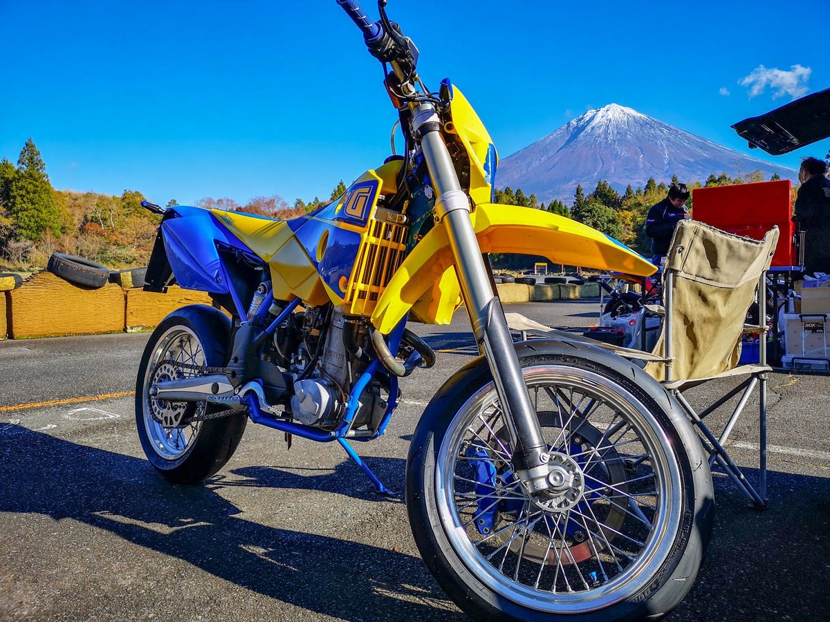 HarutoCBR's tweet image. バイクを購入する時、カタログやスペックを吟味して買うヤツは二流…
一流ってのは一目でキメる！😎

カタログやスペックって物は、印鑑叩きつけた後、悦に浸るために見るものなんですよ…🥴

#FS650e
#バイク乗りと繋がりたい
#超個人的見解
#一柳ライダー 
#見た目良ければ全て良し