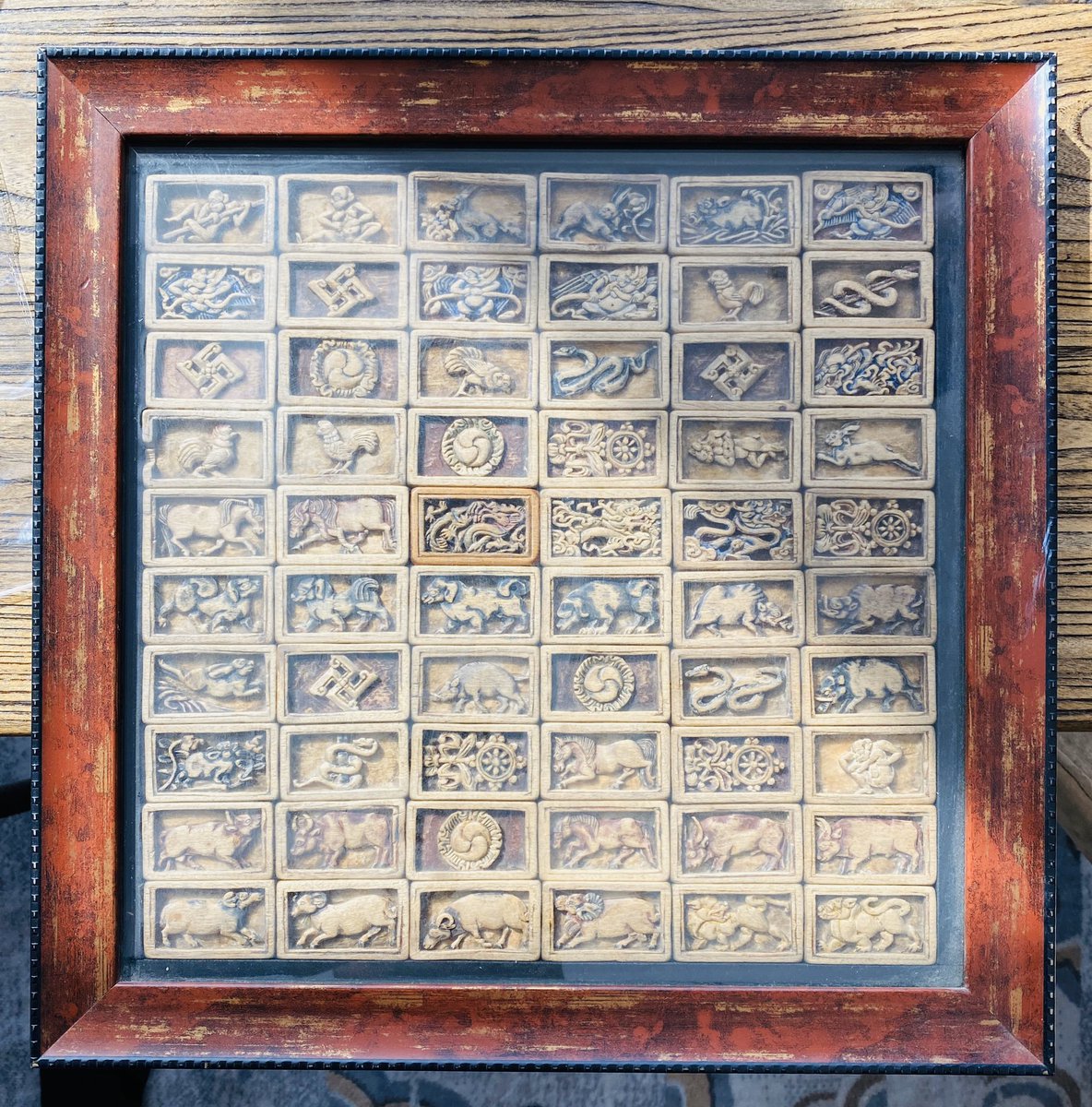 Найзынд ийм гоё хорол үзэв. Гадны соёлыг шууд биш, өөрийн болгоод хэрэглэдэг байжээ. Даалууны оронд хорол, хөзрийн оронд үйчүүр гэх мэтчилэн