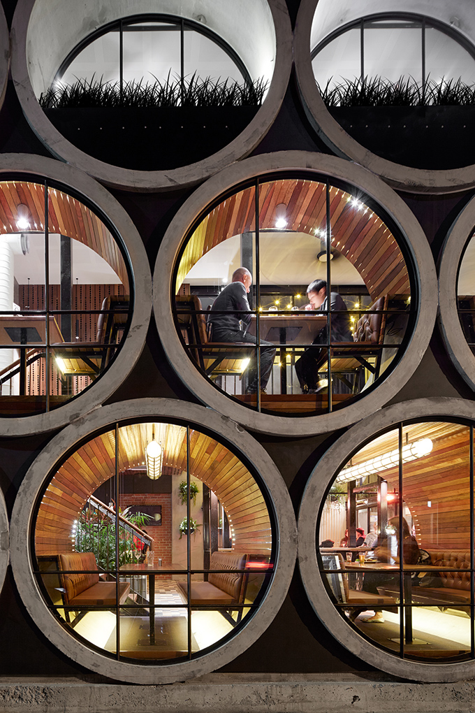 Circular spaces at The Prahran Hotel (Victoria, Australia)