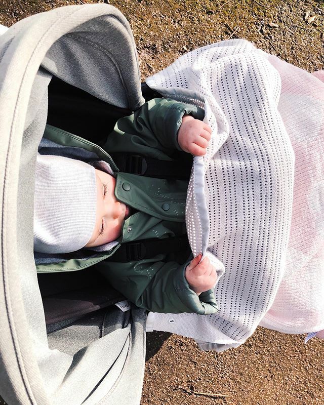 Snug as a bug 😍
I can’t wait until she’s running around in this little rain mac, splashing about in puddles! 💦 ift.tt/2wJcwOu