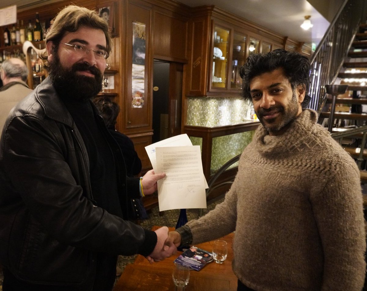 18encommun's tweet photo. Merci à Vikash Dhorasoo qui vient de signer 🖊 pour @DecidonsParis18 avec Le 18 en commun représenté par @patrick_garnier la Charte de la Participation Citoyenne Inclusive ✊

Vous pouvez également la signer !👇

https://t.co/8IQy36C2MF https://t.co/2vpWTNoA8u