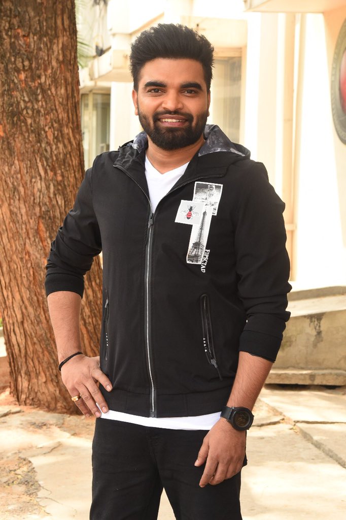 SVProductions5's tweet photo. Pics from Release date announcement Pressmeet of
#30RojulloPreminchadamEla 

Releasing on this Ugadhi March 25th
 
@impradeepmachi 
@Actor_Amritha @boselyricist 
@DirectorMunna1 @anuprubens
@UV_Creations @GA2Official 

#30RojulloPreminchadamElaOnMarch25 https://t.co/vQI6T12grP