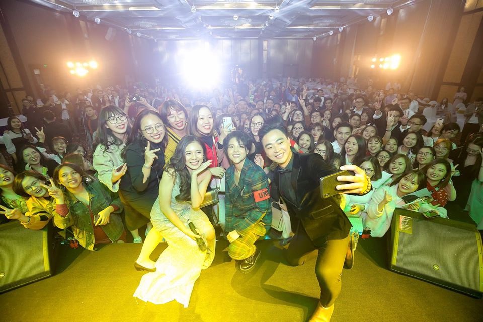 FollowTuong's tweet photo. 📸 Memory
#VuCatTuong #VCT #Fans #GHTK #Memory #Party #Happy #Vietnam https://t.co/DNJDHV2Q0L