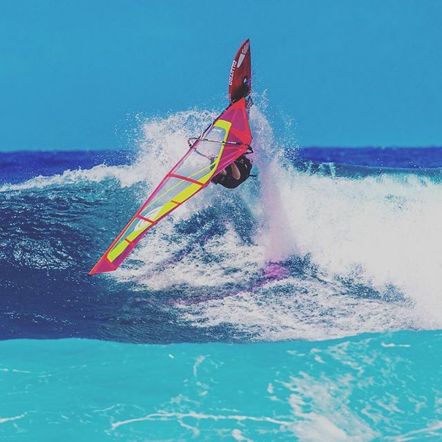 Riding full production gear is nice.  If you need another board just grab another clone and it feels exactly the same. Love that
#pyramid87thruster 👁‍🗨 @jimmie4art 
@quatrowindsurfing @goyawindsurfing