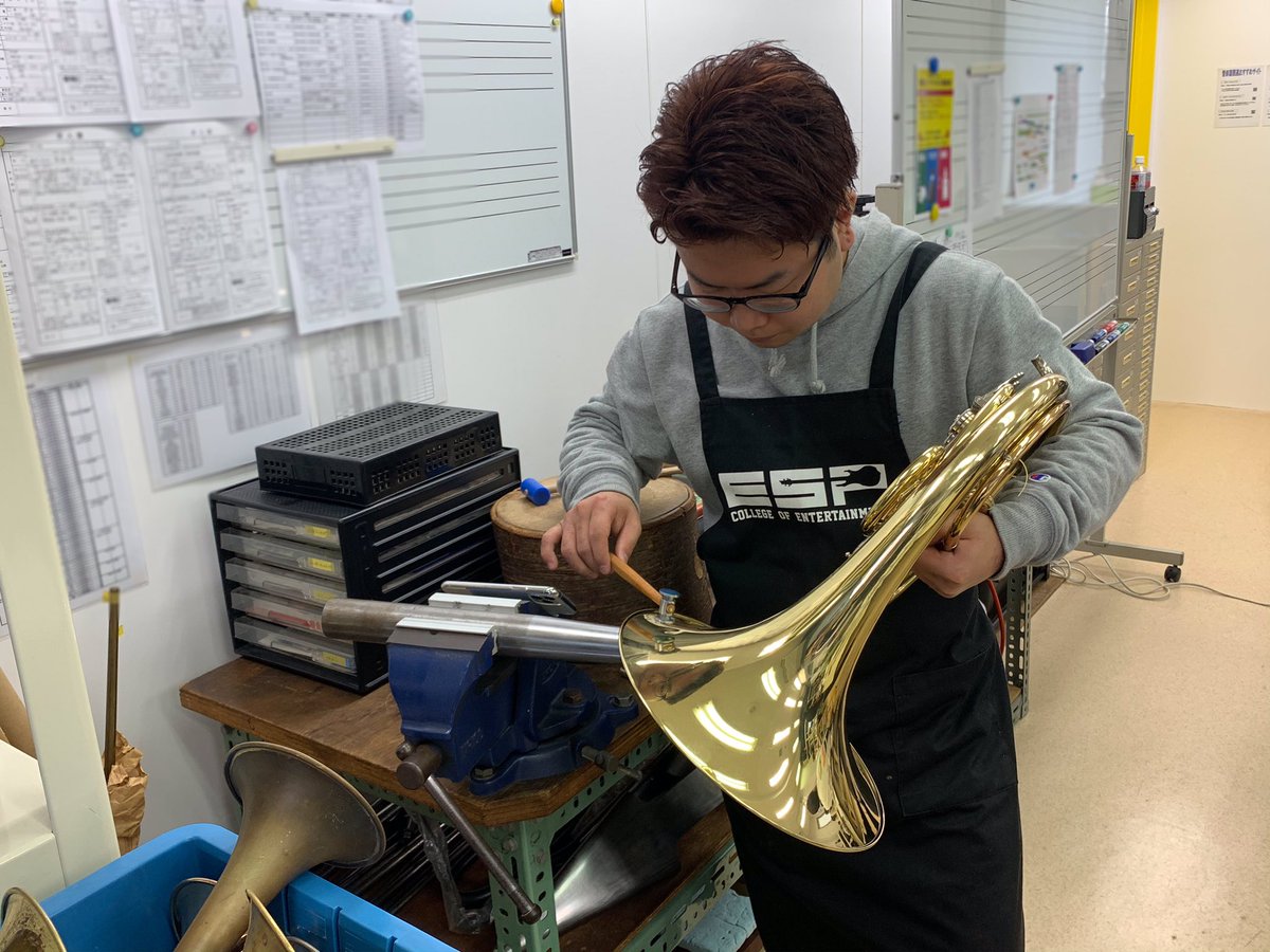 esp_windrepair's tweet photo. 【#ESP管楽器】
今年度の学校生活も残すところあと数日になりました👀

1年生は進級前最後、2年生は学校生活最後の週です❗️
実習もまだ少しありますが、頑張っていきましょう✨

#管楽器 #リペア #ESPエンタテインメント東京 #ESP学園 https://t.co/8nZTOhpa99