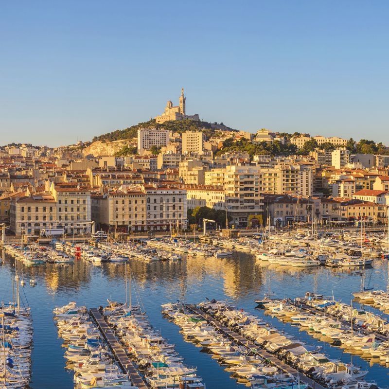 Nous vous souhaitons une très belle journée, depuis le #port⚓️ de #Marseille. 
On s'est dit que vous aviez besoin de #paillettes✨ mais aussi de #soleil ☀️dans votre vie. 
#France #SundayMorning #Motivation #travelphotography