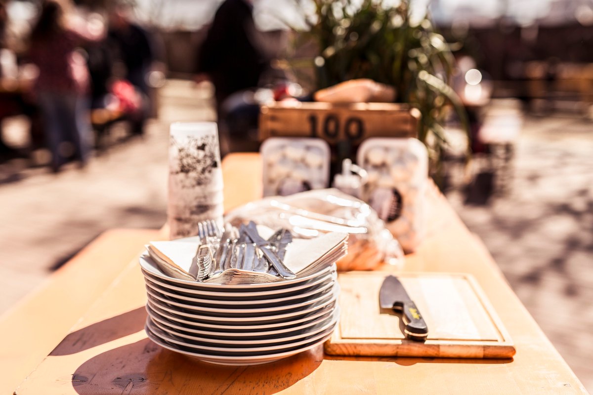 ¿Te animas a hacer tu propia #barbacoa dentro de #WhattheFoc?🔥 ¡Últimas mesas disponibles para el domingo! Reserva y te esperará  una #bbq #OFYR y un pack de comida para 10 pax. Mientras, de fondo ruge el festival y pinchan los DJs de <a href="/RadioPrimavera_/">Radio Primavera Sound</a> 🎧
wtfoc.cat/reservas-barba…