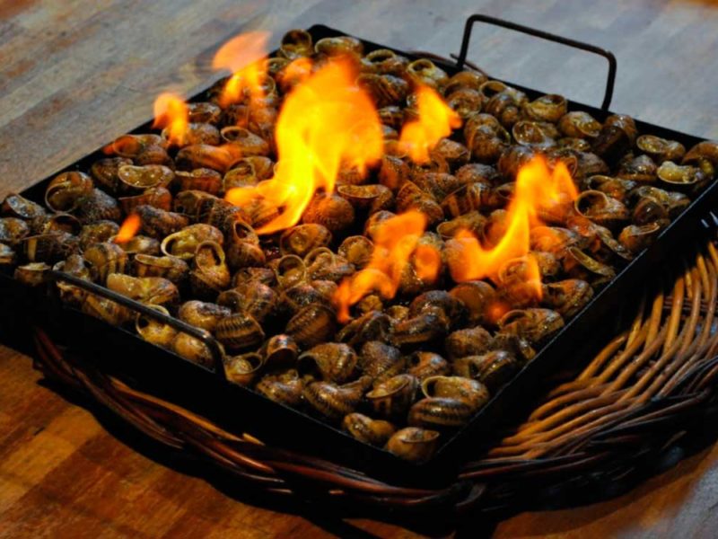 CaragolsV's tweet photo. Aquest plat és molt conegut a Lleida i voltants (caragols a la llauna). Consisteix a utilitzar caragols i sal i pebre dolç amb allioli opcional. https://t.co/je92v8fDEj
