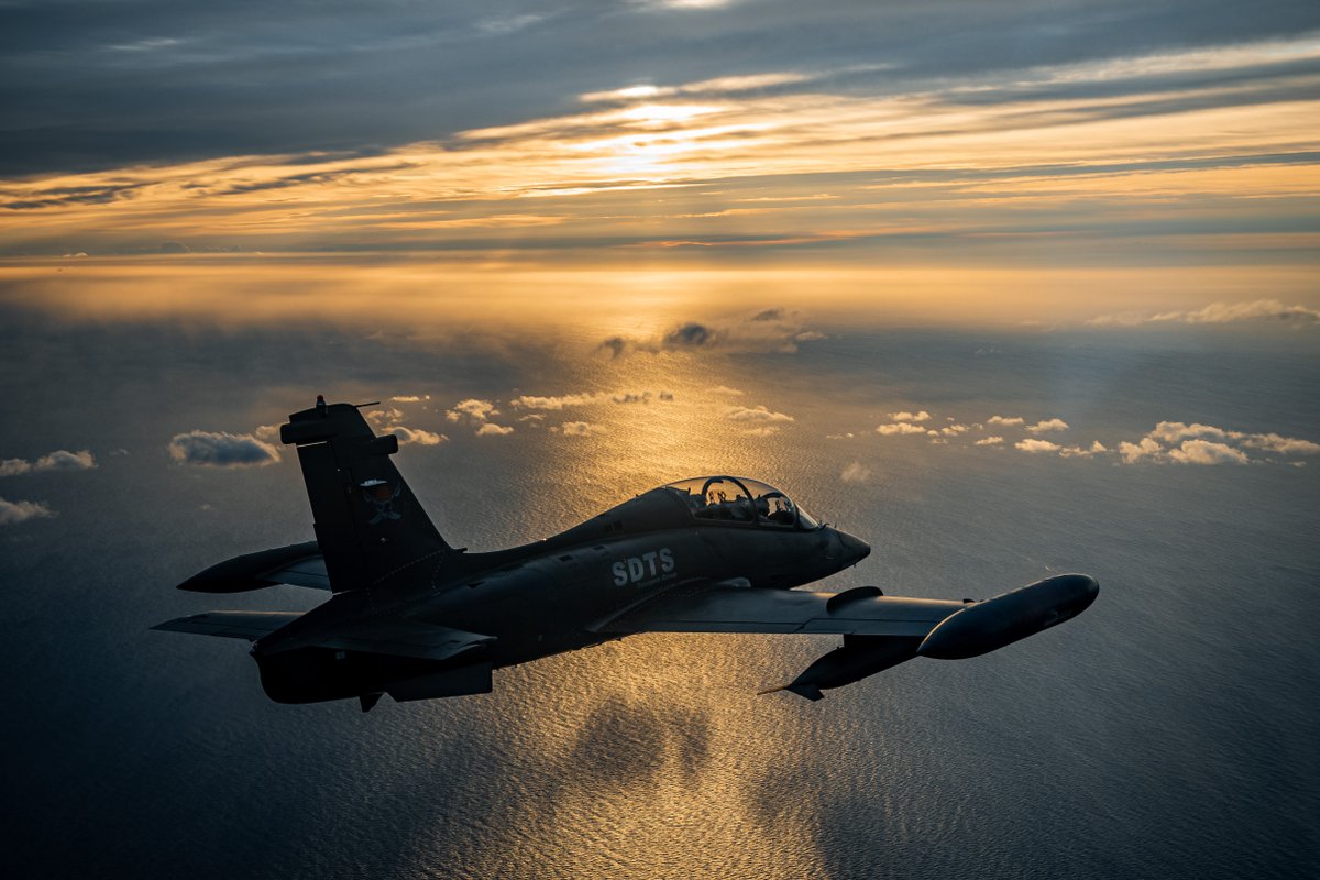 CanonFrance's tweet photo. Immersion au cœur de l'Agressor Air Squadron. ✈️ @AirborneFilms vous ouvre les portes du Programme d'entraînement militaire aéroporté pour les Forces Armées, filmé avec l'#EOSC200. 🎥
Découvrez la vidéo ➡️ https://t.co/Vc2SSfFAnp https://t.co/v11zyzIHHU
