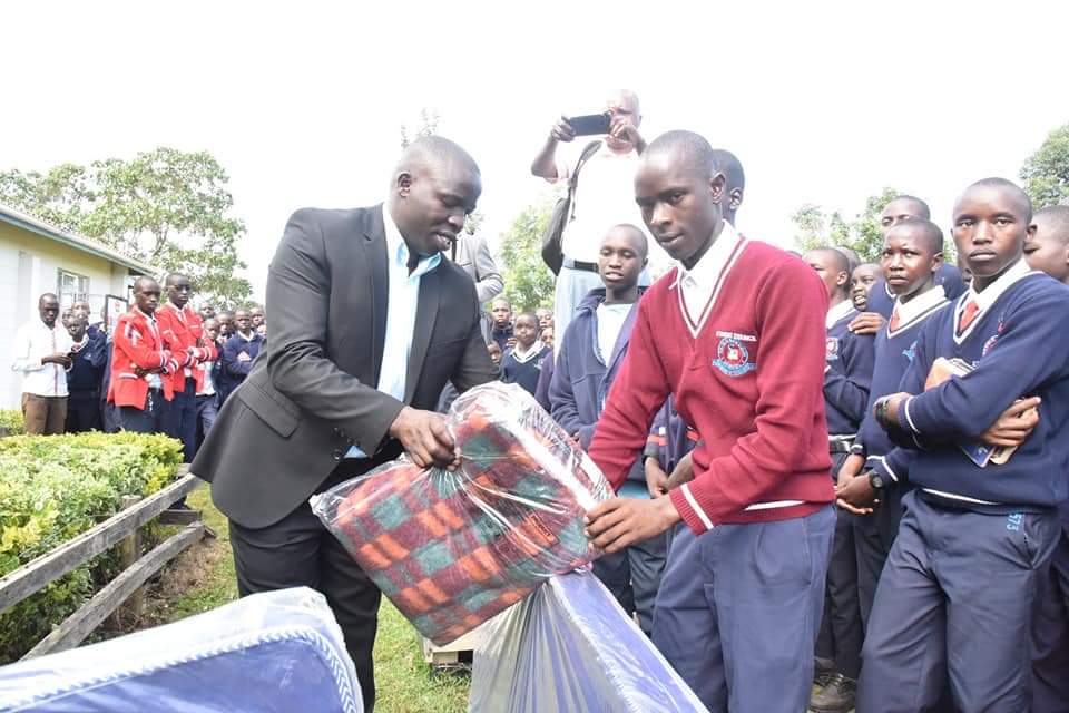 Araap_Sang's tweet photo. Visited Kemeloi Boys High School in Aldai to encourage and support them after a fire incident brought down one of their dormitories.

I issued blankets, bedsheets, towels among other necessities to the affected students. https://t.co/Wvuk7grj8E