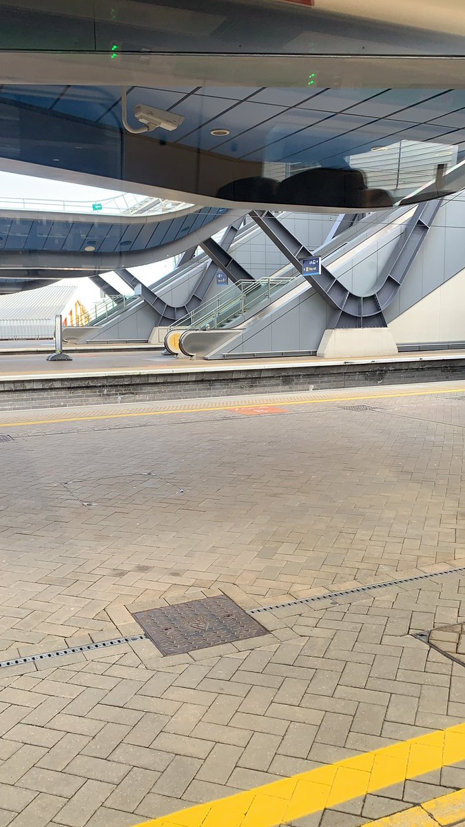 timburrows_uk's tweet photo. Wow rush hour train at reading into London and the place is deserted!! #28DaysLater https://t.co/AQO0sbU26Q