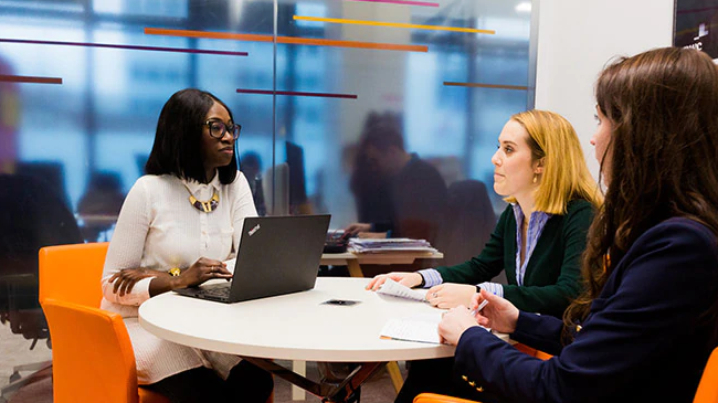 PwCCarrieres's tweet photo. Les métiers juridiques de @PwC_France, ce sont 550 avocats et professionnels qui exercent dans trois domaines de compétence :
🔸 droit fiscal,
🔸 droit des affaires,
🔸 et droit social.
Pour en savoir plus 👉 https://t.co/pUh3kCrJJt
#PwCJobs #InsidePwC #avocat #droit https://t.co/udQucNeNOB