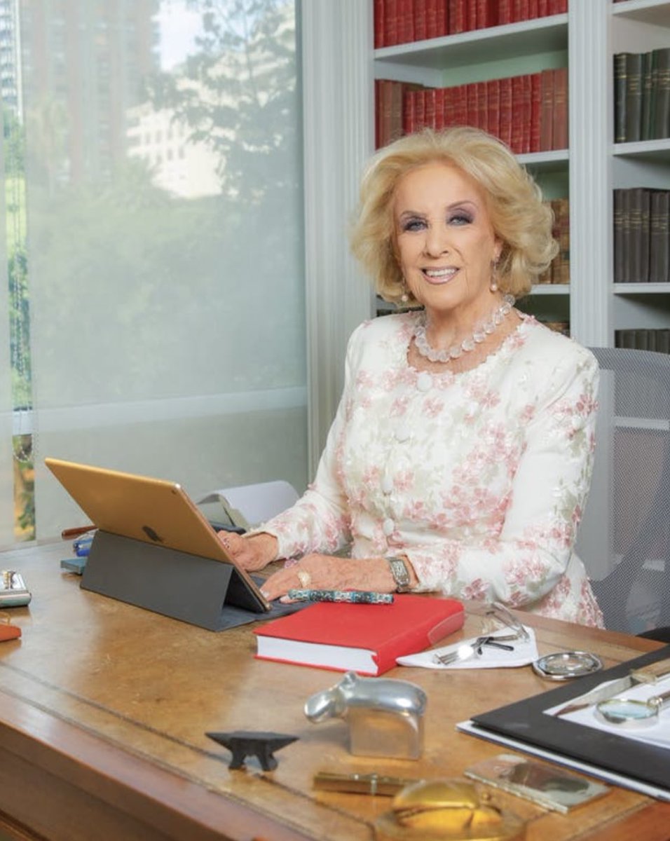 MD_twitting's tweet image. Le voy a dar una tercera oportunidad a tuiter (?) a ver si me engancho. Me siento la chiqui poniéndome al dia con las noticias, leyendo centennials que quieren cambiar el mundo desde su cuarto, los trolleos y memes en esta red. #tuity #lachiqui