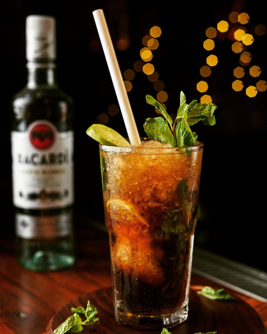 A fine infuse of Whiskey- Bacardi, the Scottish Potion from our Longest Island Iced Tea makes waiting for the weekend worthwhile! 

Have you tried it yet?

#Mumbai #LongestIslandTea #Cocktails