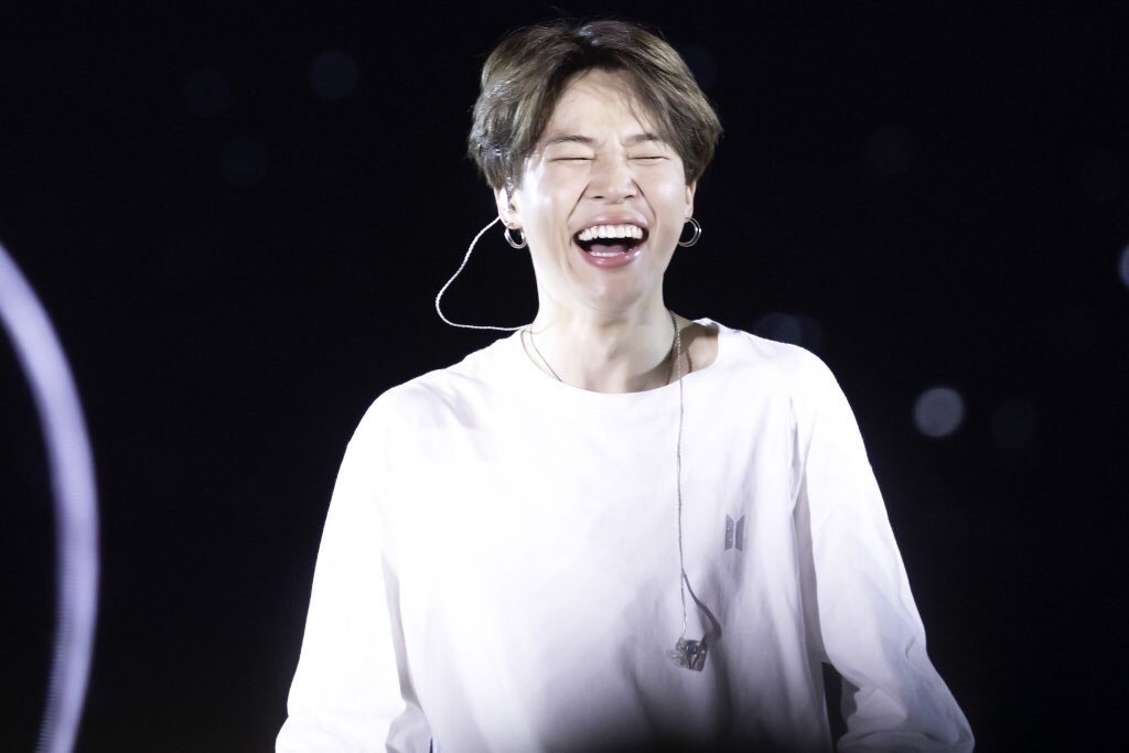 MiMiipeaches's tweet photo. Hoy y siempre estaré a tu lado, porque no solo me enamoré de tu sonrisa, si no también de el lindo chillido de tus carcajadas. Es por eso que prometo amarte hasta que no de más de vida. 
Te amo Park Jimin. 🌸 https://t.co/ZCbqNdFCiY