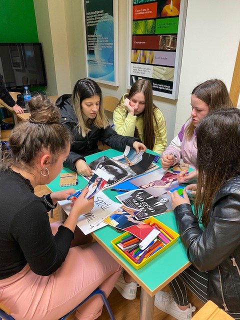 escolaconsumo's tweet photo. Bo día! Onte recibimos a visita do EFA Piñeiral, de Arzúa, e realizamos unha charla sobre Consumo responsable e sostible e varios obradoiros sobre publicidade, marcas e etiquetado. #SemanaDereitosPersoasConsumidoras https://t.co/WYtSZY6xth