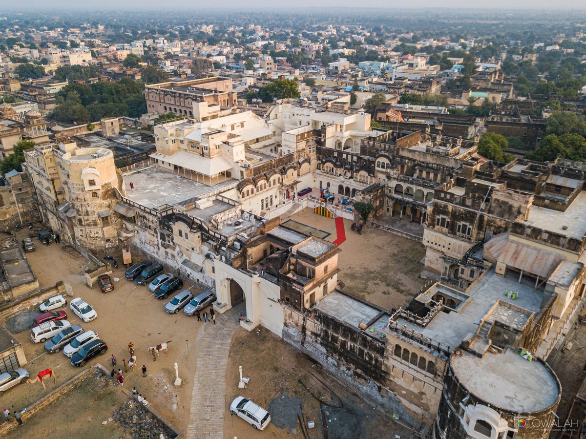 CastleMandawa's tweet photo. Mandawa provides the tourists with a sense of discovery at every turn, be it the enchanting and vibrant bazaars or the coloured paintings adorning the walls of every haveli. Visit soon! https://t.co/dpTnJqv0ep