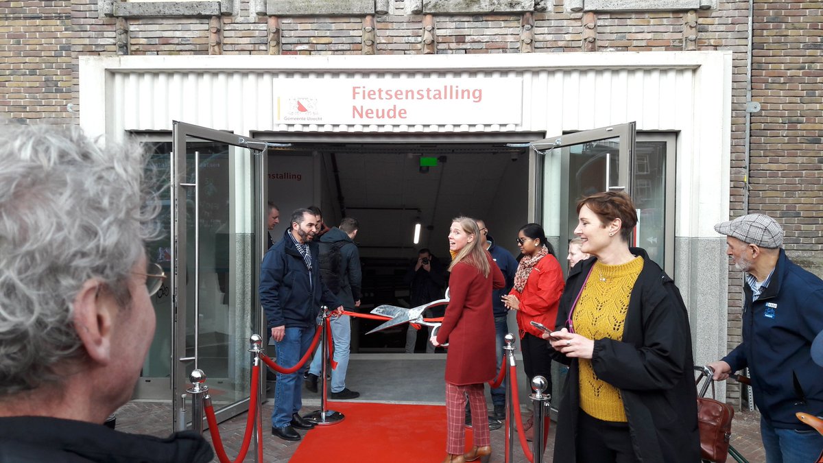 Wethouder @lotvanhooijdonk heeft vanmorgen de nieuwe stalling op de Neude onder Post Utrecht feestelijk geopend! 700 plekken in het hart van de stad.