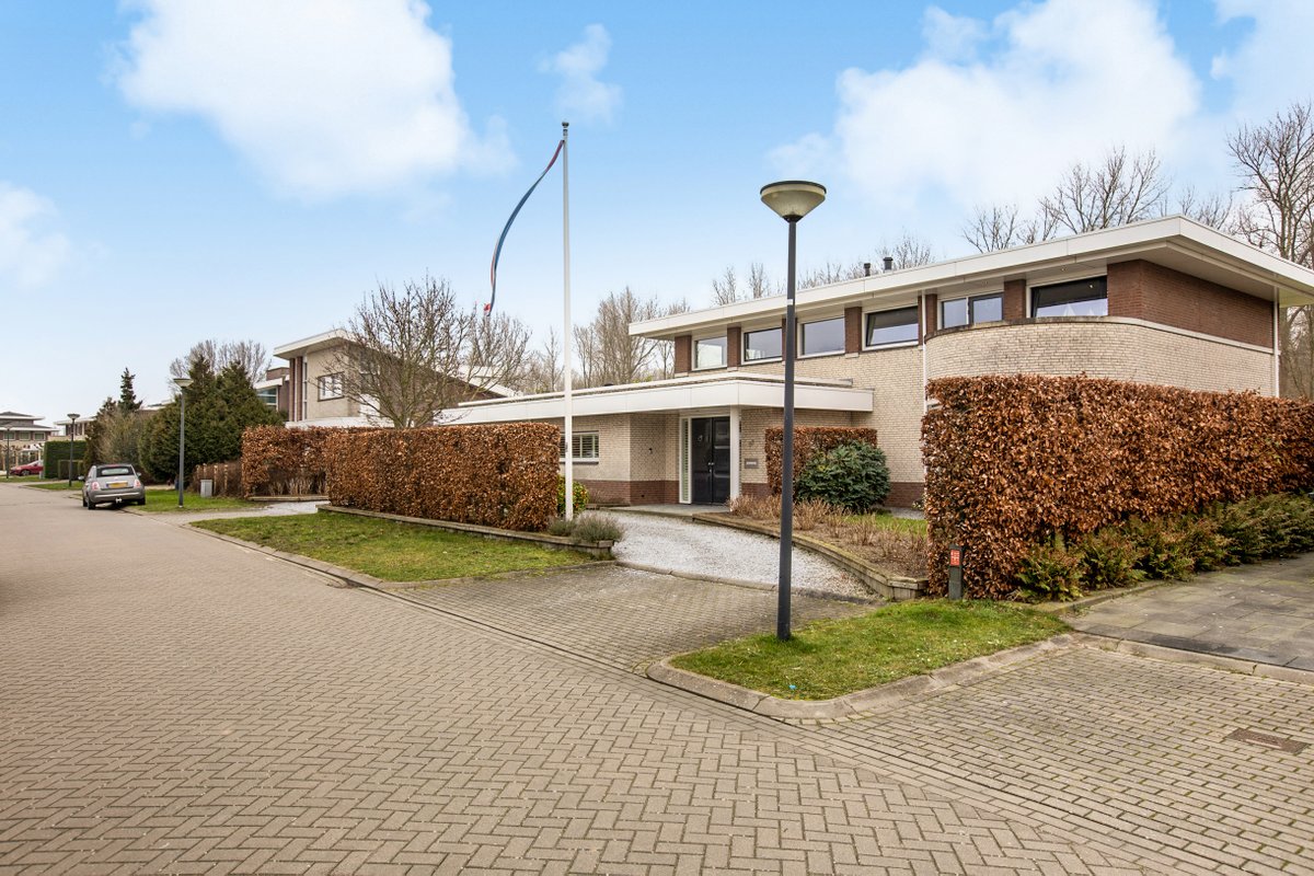 DopMakelaars's tweet photo. Bij ons in de #verkoop, deze indrukwekkende woning aan de Eaglelaan 97, lelystad. Bel nu voor een vrijblijvende bezichtiging naar 0320264175 #funda #villa #lelystad #flevoland #luxe #tekoop https://t.co/dY3sol5vsa