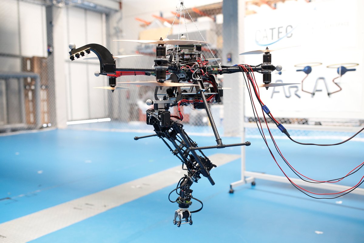 CATECTechCenter's tweet photo. En CATEC tenemos abiertas vacantes para trabajar de manera inmediata en proyectos punteros a nivel #internacional de #drones y #Robots aéreos @esiHD @ESIBot #EscuelaDeIngenierosSevilla. ➡️Entra en https://t.co/hTp1oukRnW y envíanos tu CV. https://t.co/5VAkUvn3ZI