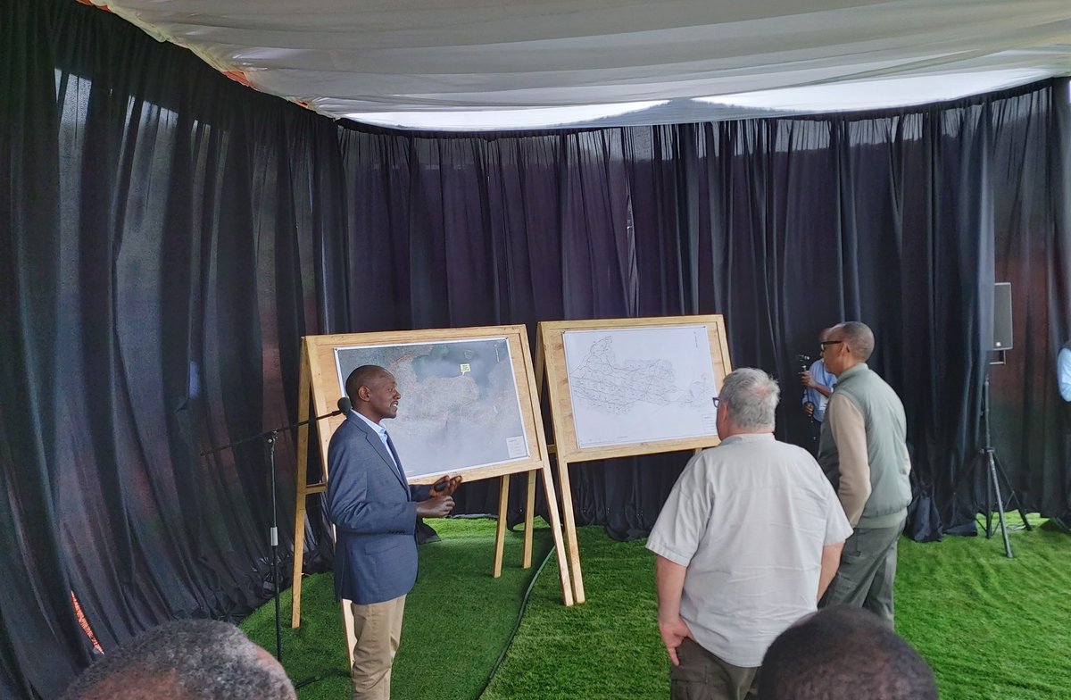 rbarwanda's tweet photo. 🚨AKA KANYA🚨

Perezida wa Repubulika Paul #Kagame ari kumwe n'umushoramari Howard G. Buffet batangiye gusobanurirwa uko umushinga wo kuhira hifashishijwe ingufu zituruka ku zuba ukora.
#RBAAmakuru https://t.co/BLJOVCSBy2