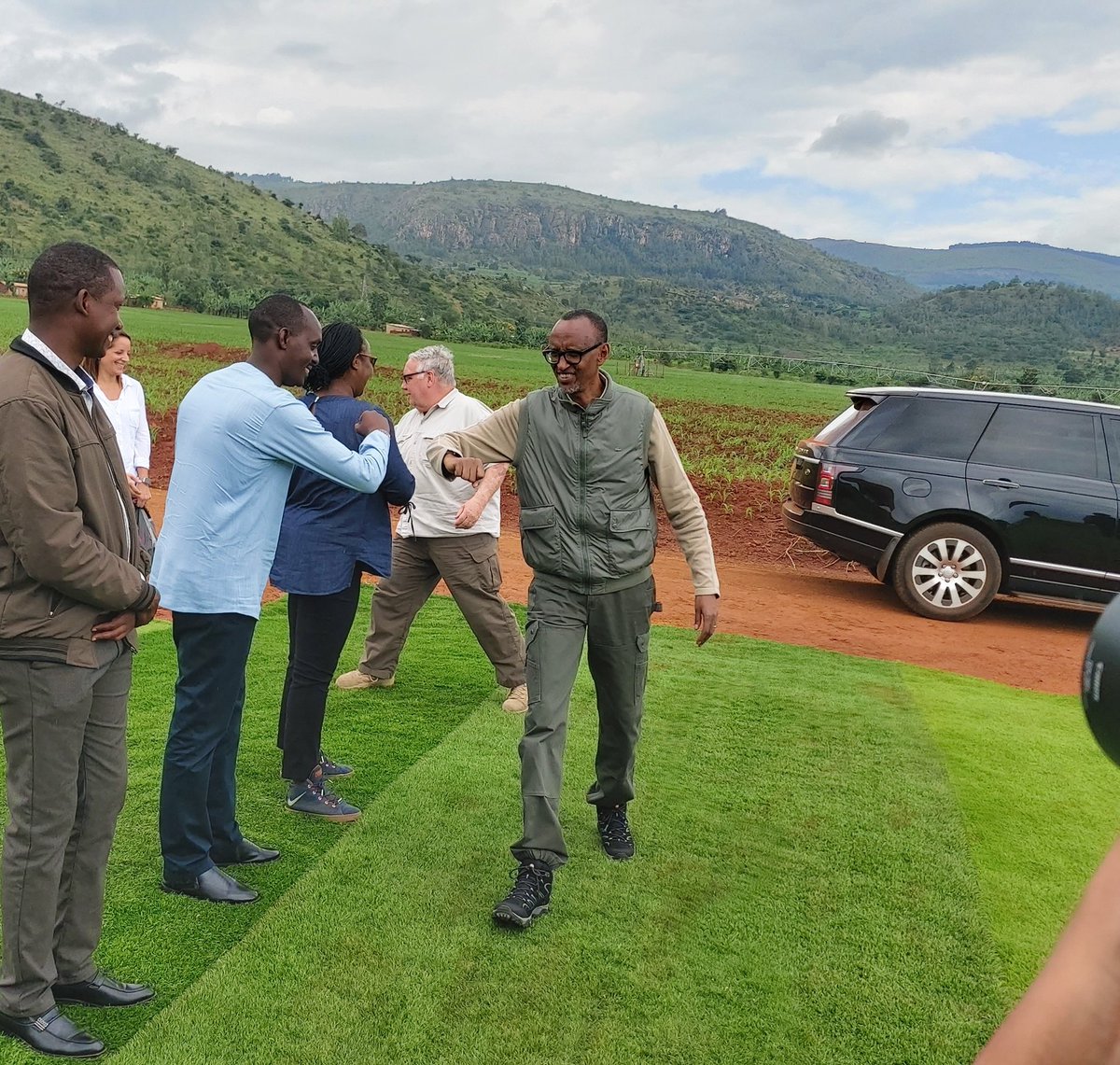 rbarwanda's tweet photo. 🚨AKA KANYA🚨

Perezida wa Repubulika Paul #Kagame ari kumwe n'umushoramari Howard G. Buffet batangiye gusobanurirwa uko umushinga wo kuhira hifashishijwe ingufu zituruka ku zuba ukora.
#RBAAmakuru https://t.co/BLJOVCSBy2