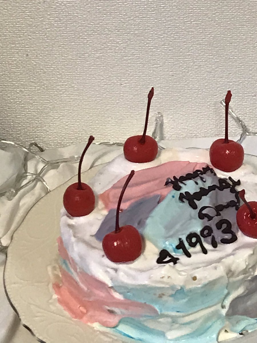 ynng_03's tweet photo. まだ片足army界隈突っ込んでましたユンギのお誕生日でしたね遅くなったけどおめでとう(´°̥̥̥̥̥̥̥̥ω°̥̥̥̥̥̥̥̥｀)ずっと成長見届けられてて嬉しい、これからも元気でかっこいいユンギさんでいてね🍒 https://t.co/b1ih2cqUmJ