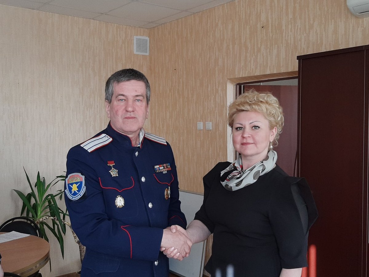 Сегодня по приглашению Уполномоченного по правам ребенка Ульяновской области Екатерины Смороды представители юнармии, Совета Отцов, Боевого Братства и казачества провели встречу и договорились о совместном плотном сотрудничестве по военно-патриотическому воспитанию молодёжи