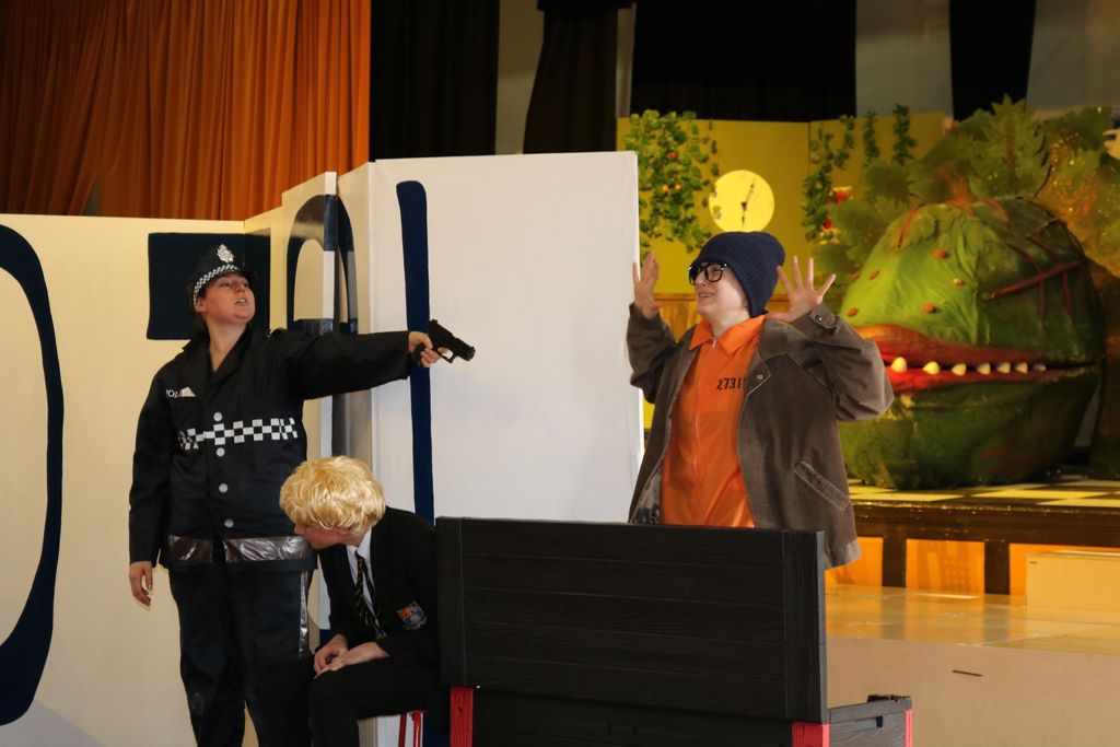 WGHSYorkshire's tweet photo. Thanks to touring actors from @OnattiProdsLtd who came into Senior School to perform the play 'Das schlimmste Hotel' (the worst hotel) to pupils in Years 9 and 10. It was very entertaining 😊 https://t.co/8ULL1yzVRt