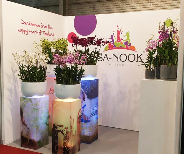 Komt u ook een kijkje nemen in onze stand B.4 op de Trade Fair Naaldwijk, 11-12 maart, en het Sa-nook gevoel ervaren?
Wij zijn er klaar voor en zien u graag!
<a href="/RFHTradeFair/">Trade Fairs by Royal FloraHolland</a> #RFH #tradefair #sanook #dendrobium