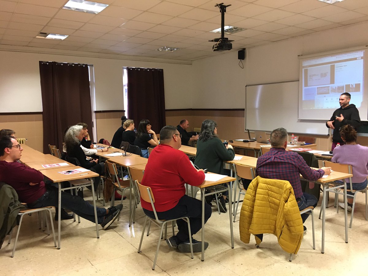 CEFIREambitAE's tweet photo. Ja hem començat a formar-nos, en col•laboració amb @monp77 (#LaGranja) @DansaValencia i #LaCosaRara, al voltant de la dansa i els seus imaginaris escènics. #NestorGarcia acosta les arts vives al professorat i dialoguem amb els/les artistes. @GVA_Cefire @GVAivc #CefireTorrent https://t.co/vnnFpD5Hik