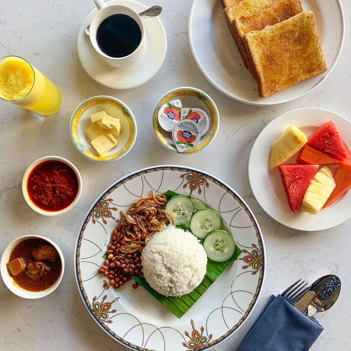 TheRareWelshBit's tweet photo. AD | Starting the day the Malay way with Nasi Lemak @NexusKarambunai in Kota Kinabalu, Sabah 😍#EnchantingSabah #FlyRB @sabahtourism @RoyalBruneiAir https://t.co/iafIDtDi4e