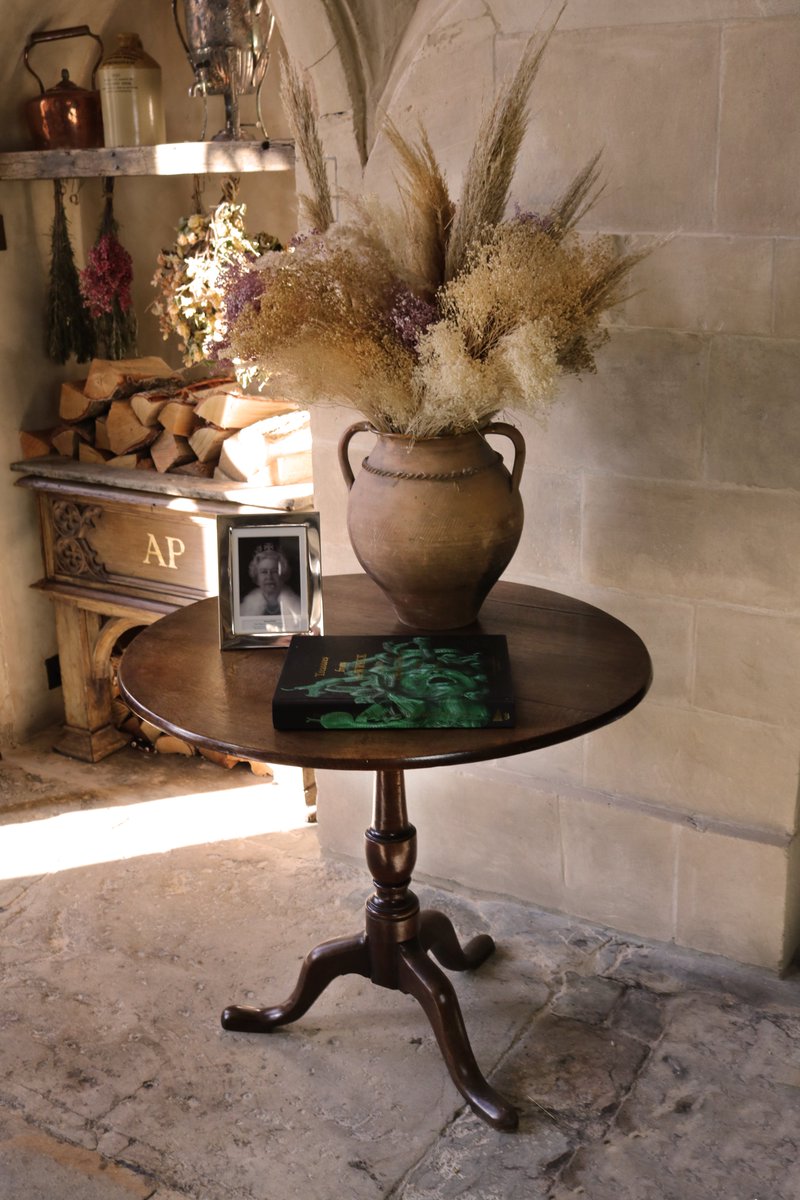 moderngrandtour's tweet image. THE AYNHOE PARK FURNITURE COLLECTION // A Fine Georgian antique oak tripod hall table dating between the 17th-18th Century. Visit amoderngrandtour.com #featherlamp #amoderngrandtour #furniture #furnituredesign #antiques #antiquefurniture #uniquegifts #interior #interiordesign