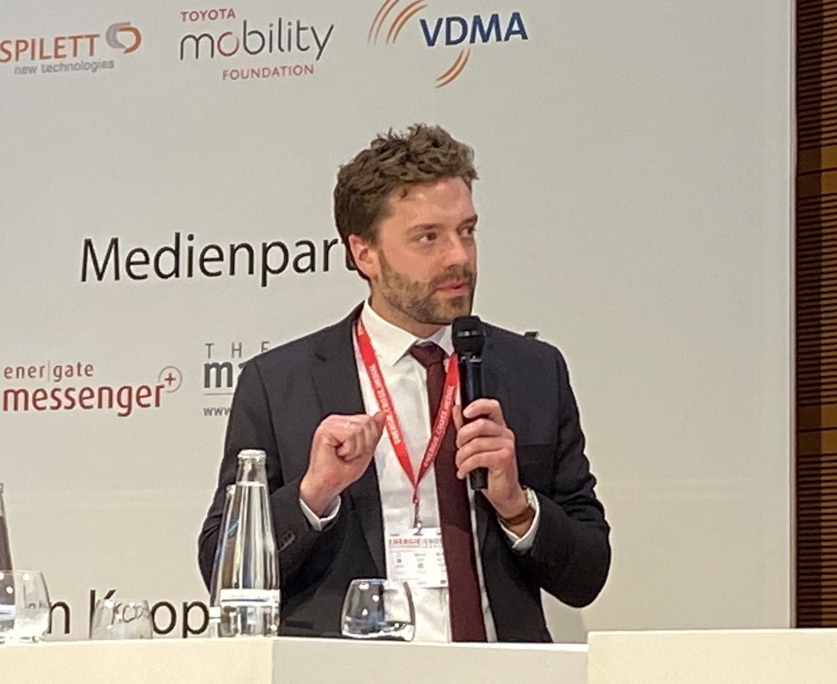 „Wir haben bei #Wasserstoff noch ein erhebliches Defizit bei verfügbaren Fahrzeugen und der Tankinfrastruktur. Die Frage, wie organisieren wir das gesamte System, darf nicht zu kurz kommen.“ Dr. Henrik von Storch Teamleiter GoGreen ⁦<a href="/DeutschePostDHL/">Deutsche Post und DHL News</a>⁩ ⁦<a href="/EnergieXMedial/">ENERGIE.CROSS.MEDIAL</a>⁩