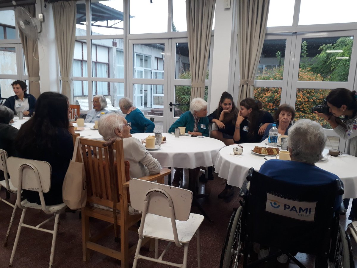 woodesteban's tweet photo. [AHORA] Viviendo un #UPD distinto con los chicos de sexto de Nuestra Señora de Luján... desayunando y compartiendo su "Último Primer Día" de clases con los abuelos del Hogar municipal. #ChascomusPreventor https://t.co/Ilpl4CPfDV