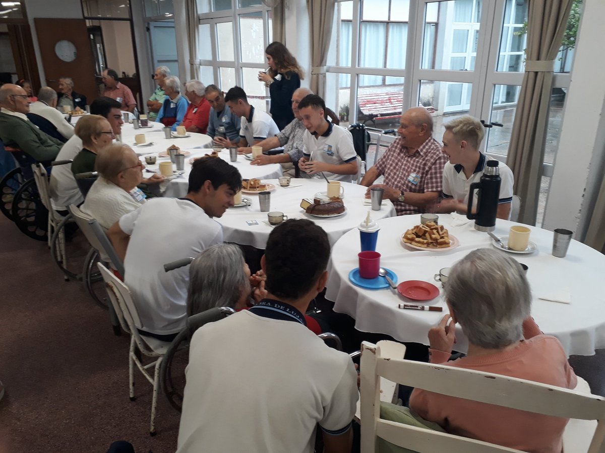 woodesteban's tweet photo. [AHORA] Viviendo un #UPD distinto con los chicos de sexto de Nuestra Señora de Luján... desayunando y compartiendo su "Último Primer Día" de clases con los abuelos del Hogar municipal. #ChascomusPreventor https://t.co/Ilpl4CPfDV