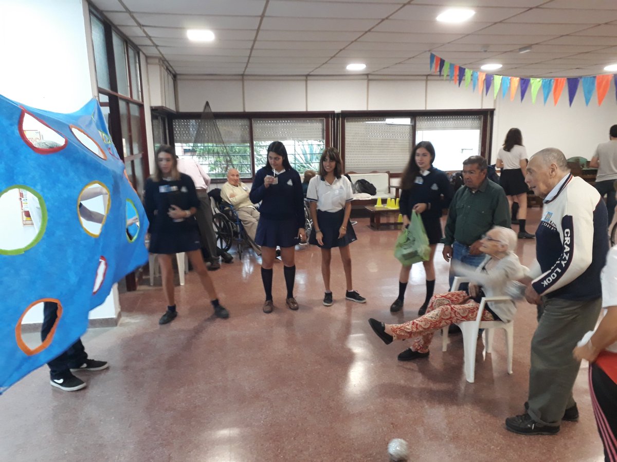 woodesteban's tweet photo. [AHORA] Viviendo un #UPD distinto con los chicos de sexto de Nuestra Señora de Luján... desayunando y compartiendo su "Último Primer Día" de clases con los abuelos del Hogar municipal. #ChascomusPreventor https://t.co/Ilpl4CPfDV