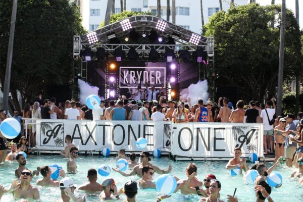 NEWS 🚨
<a href="/Axtone/">axtone</a> inaugure ‘House Party’, son nouveau radioshow. Et c'est une légende de la scène électro que l'on retrouve aux commandes du premier épisode 👀
Plus d'infos 👉 bit.ly/2TXL2MW