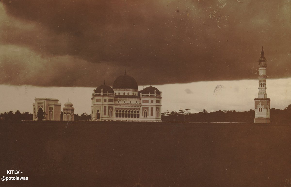 potolawas's tweet photo. Masjid Raya Medan Sumatra Utara, sekitar tahun 1915.
-
📸: KITLV Leiden
-
#potolawas #potolawasmedan #medan #masjidmedan #masjidagungmedan #exploremedan #pesonamedan #visitmedan https://t.co/jZAdcZLgFv