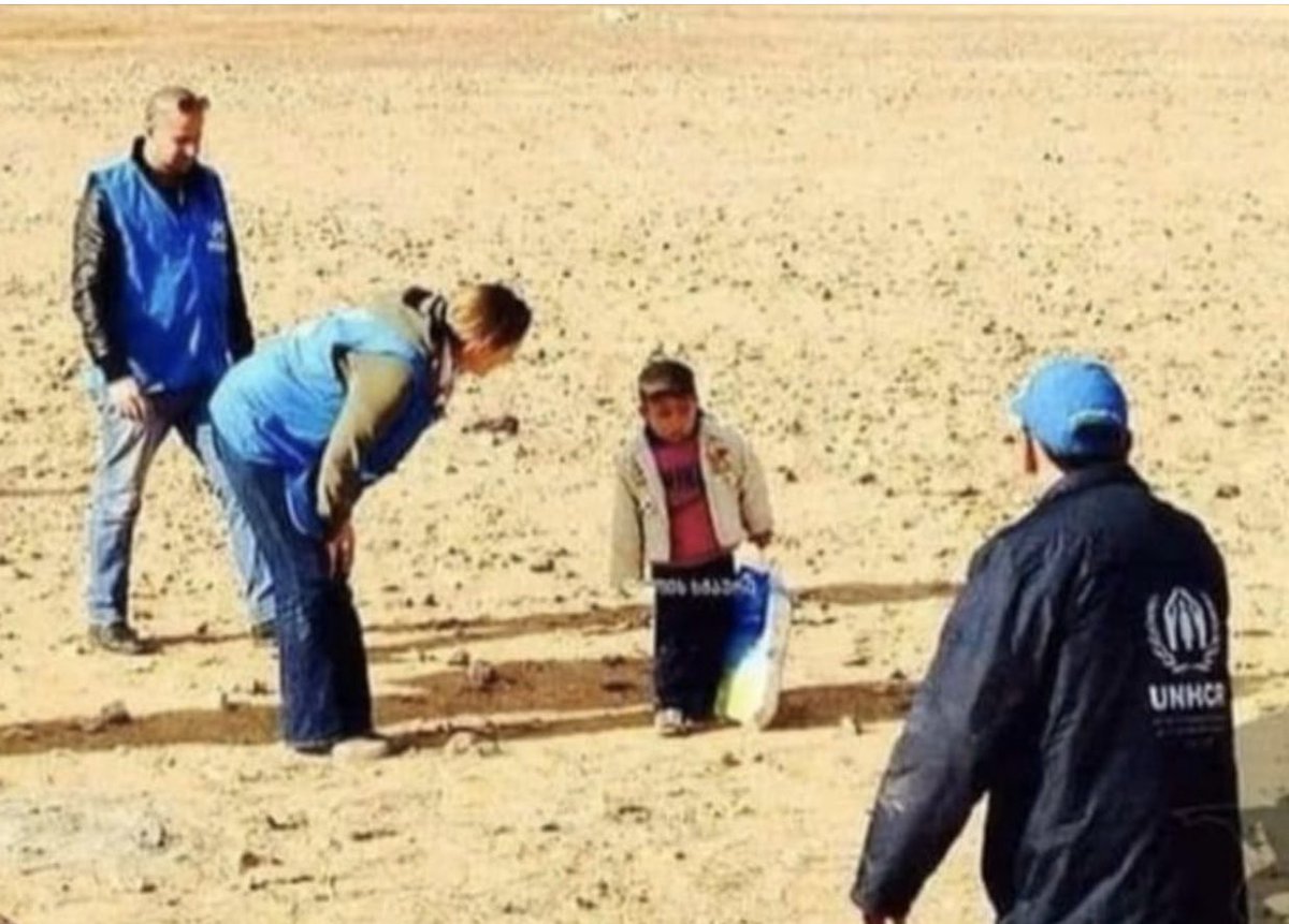 Зүгээр л яс урагдав, эвий эвий. Сайхан ирээдүйг угтаг!
-4 настай сири хүү Иорданд цагаачлахаар цөлд ганцаараа алхаж яваад НҮБ-ынхантай таарч.
Барьж яваа торонд нь нас барсан ээж, эгчийнх нь хувцас л байжээ