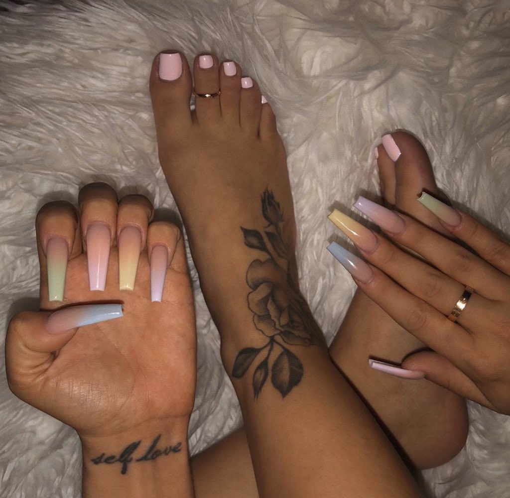 SuckableT's tweet photo. Another old fresh set #Suck #Toes #BeautifulToes #WhiteMen #Colourful #Nudes #Shellac #Pedicure #Manicure # https://t.co/84fGl4SdBy