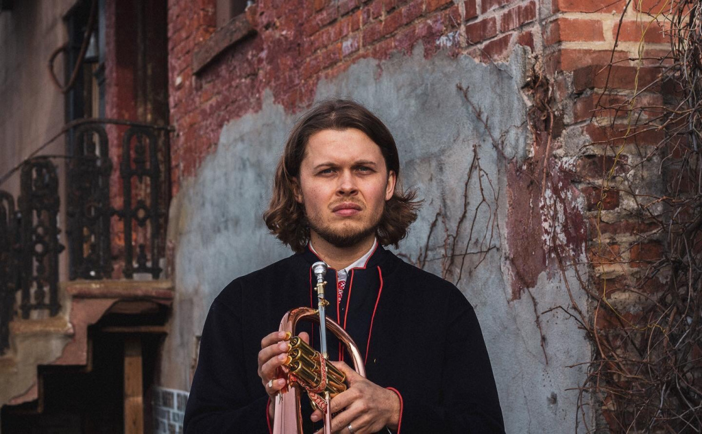 Jazz_Brick_Wall's tweet photo. .@OskarStenmark standing in front of a brick wall #jazz #musician #brick #jazzwall https://t.co/udk2UbvBjv https://t.co/TLRAlLYBVR